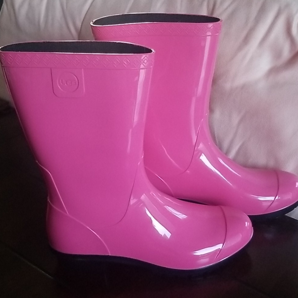 Never worn Girls ugg rainboots